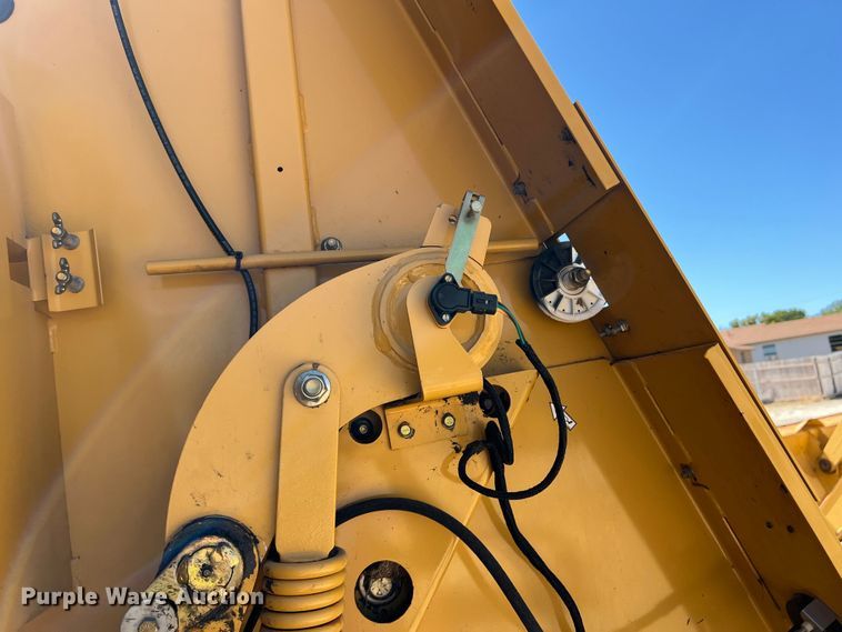 image for item DN3126 2011 Vermeer 604 Super M  round baler