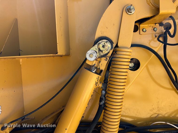 image for item DN3126 2011 Vermeer 604 Super M  round baler