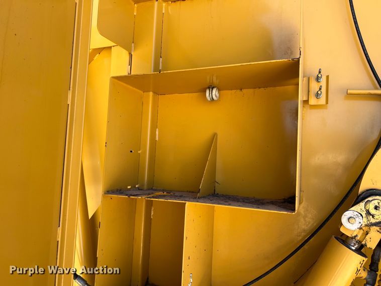 image for item DN3126 2011 Vermeer 604 Super M  round baler