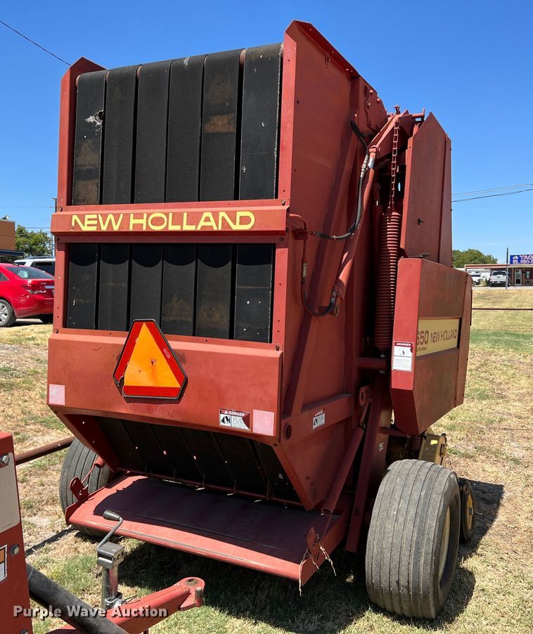 image for item DN3128 New Holland 650  round baler