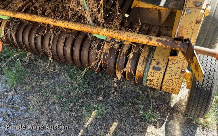 image for item DN3128 New Holland 650  round baler