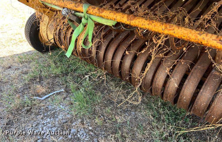 image for item DN3128 New Holland 650  round baler