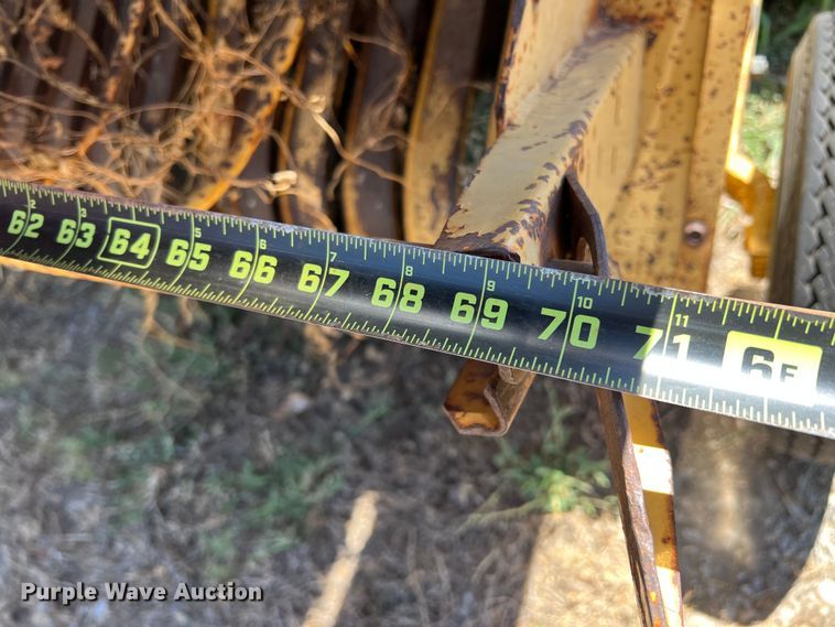 image for item DN3128 New Holland 650  round baler