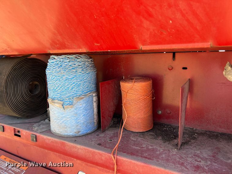 image for item DN3128 New Holland 650  round baler