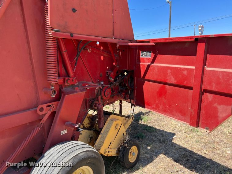 image for item DN3128 New Holland 650  round baler