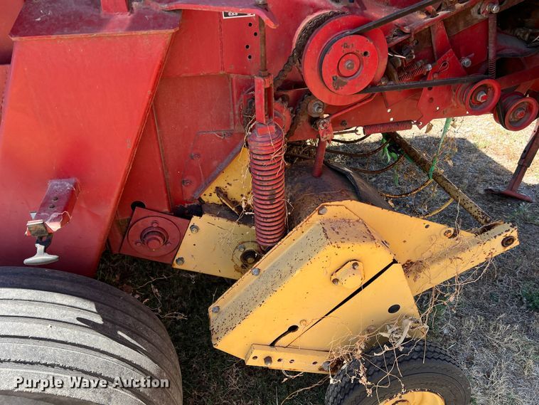 image for item DN3128 New Holland 650  round baler