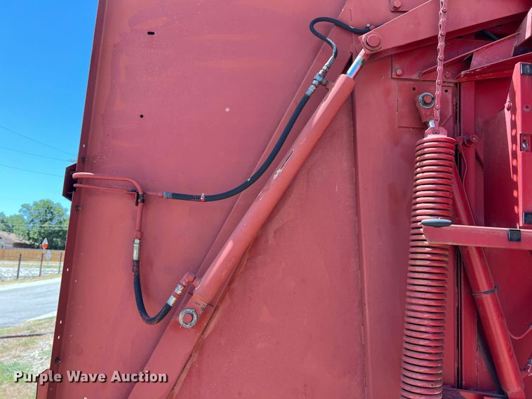 image for item DN3128 New Holland 650  round baler