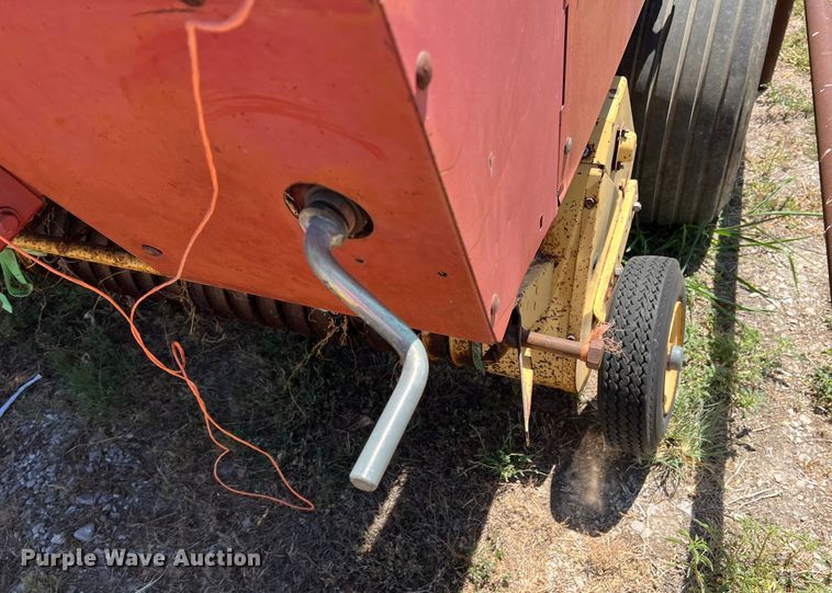 image for item DN3128 New Holland 650  round baler