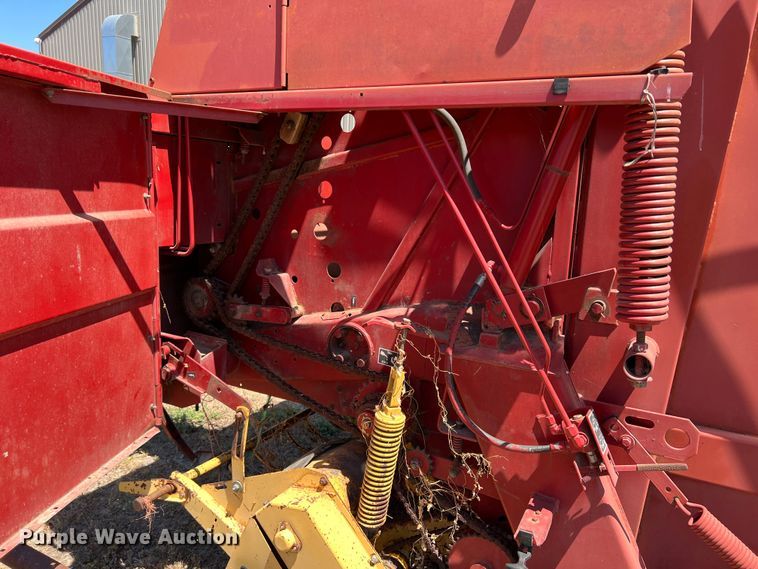 image for item DN3128 New Holland 650  round baler