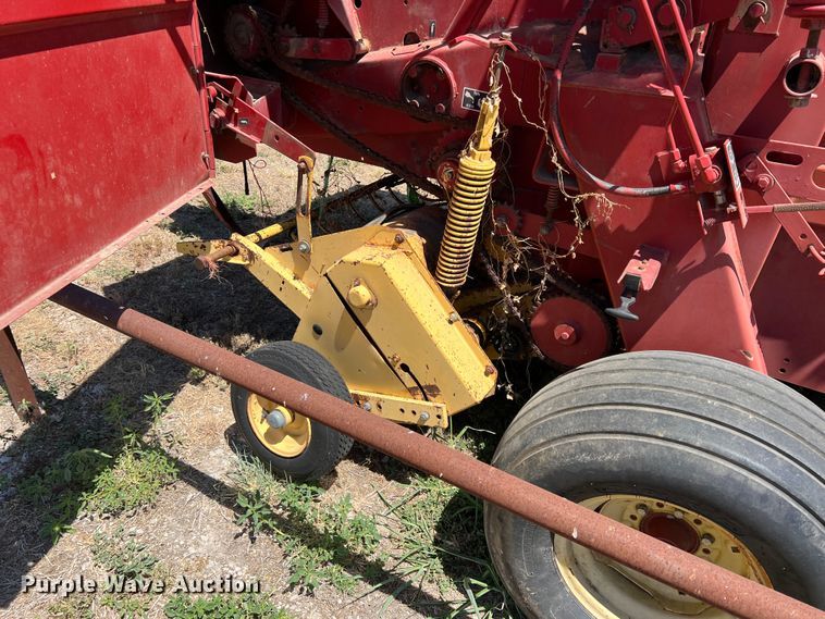 image for item DN3128 New Holland 650  round baler