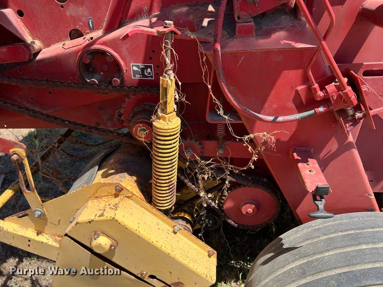 image for item DN3128 New Holland 650  round baler