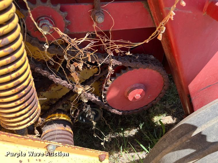 image for item DN3128 New Holland 650  round baler