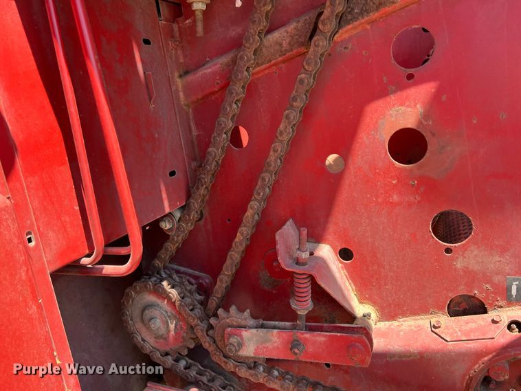 image for item DN3128 New Holland 650  round baler