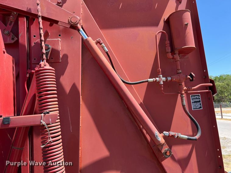 image for item DN3128 New Holland 650  round baler