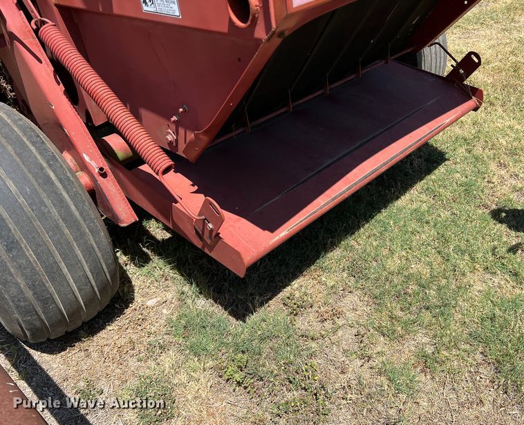 image for item DN3128 New Holland 650  round baler