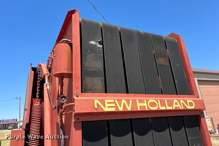 image for item DN3128 New Holland 650  round baler