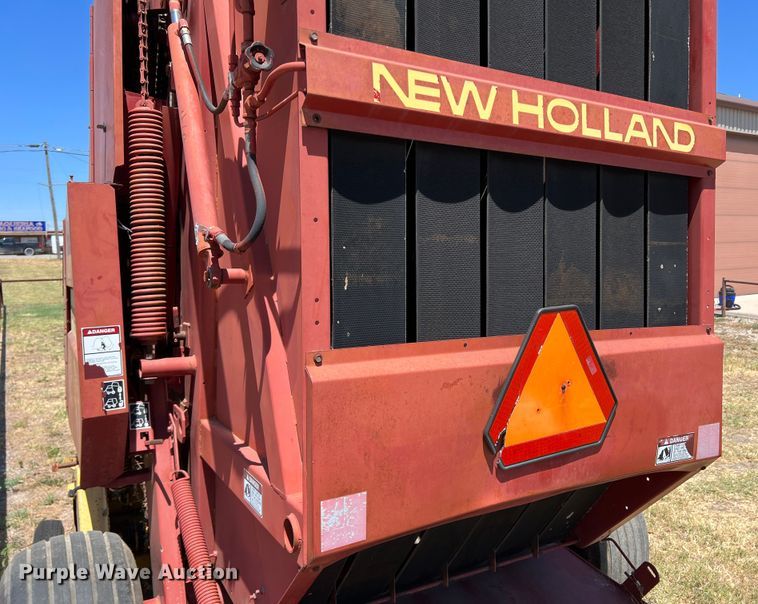image for item DN3128 New Holland 650  round baler