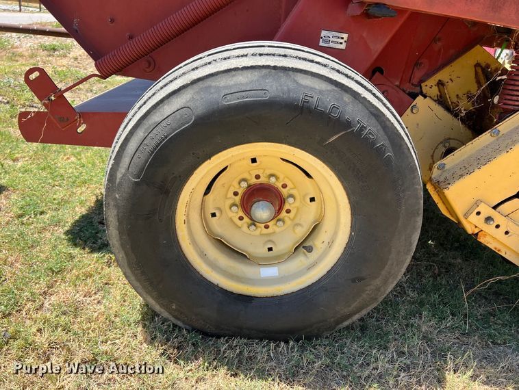 image for item DN3128 New Holland 650  round baler