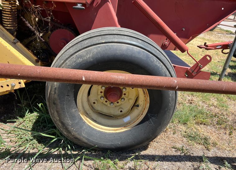 image for item DN3128 New Holland 650  round baler