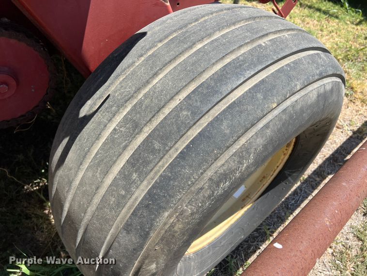 image for item DN3128 New Holland 650  round baler