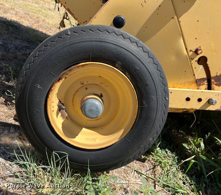 image for item DN3128 New Holland 650  round baler