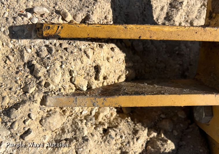 image for item DN3131 Vermeer WR20  hay rake