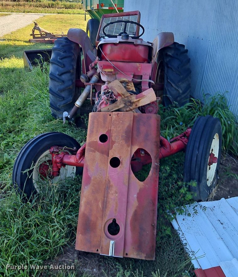 image for item DP2326 International 424  tractor