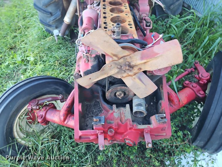 image for item DP2326 International 424  tractor