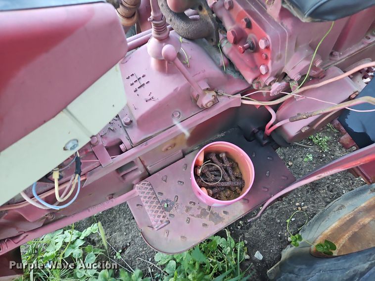 image for item DP2326 International 424  tractor