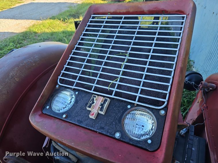 image for item DP2326 International 424  tractor