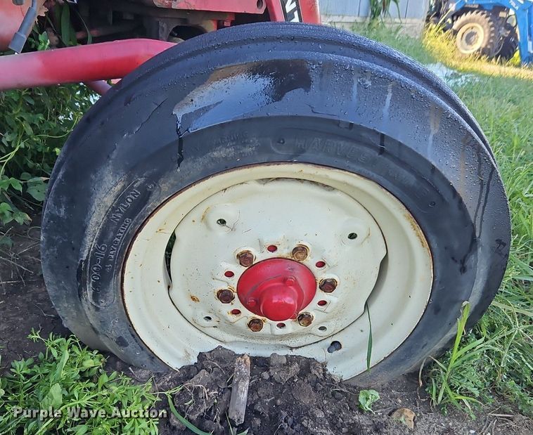 image for item DP2326 International 424  tractor