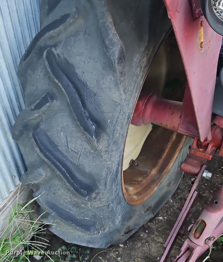 image for item DP2326 International 424  tractor