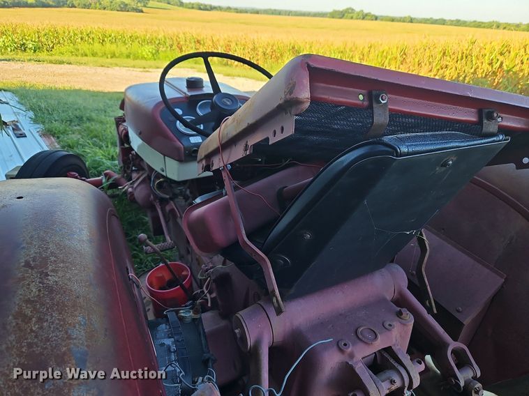 image for item DP2326 International 424  tractor