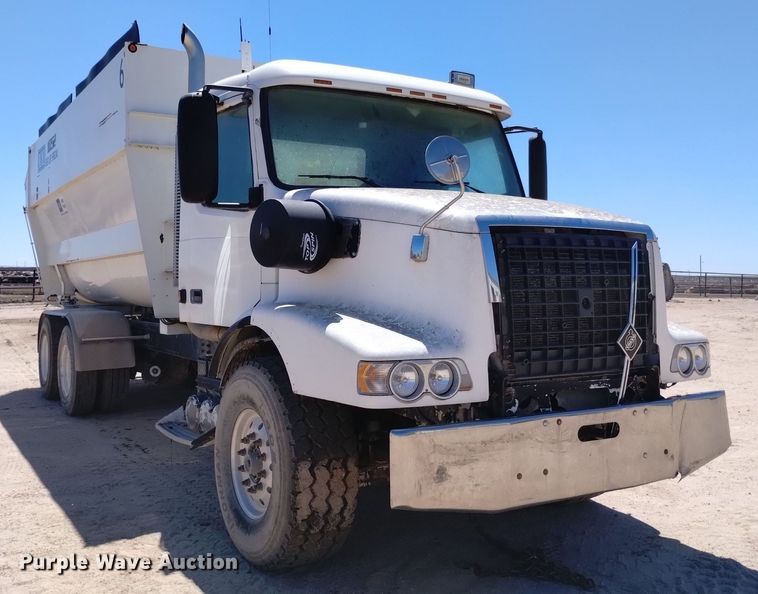 image for item DP3375 2002 Volvo VHD feed mixer truck