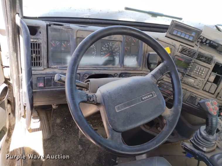 image for item DP3375 2002 Volvo VHD feed mixer truck