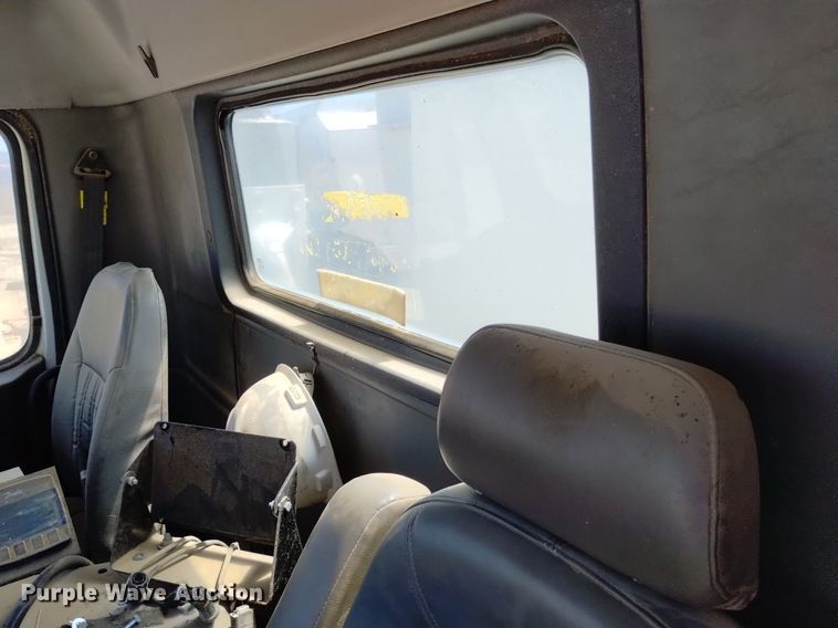 image for item DP3375 2002 Volvo VHD feed mixer truck