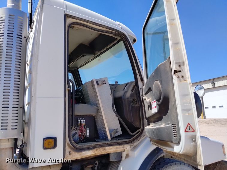 image for item DP3375 2002 Volvo VHD feed mixer truck