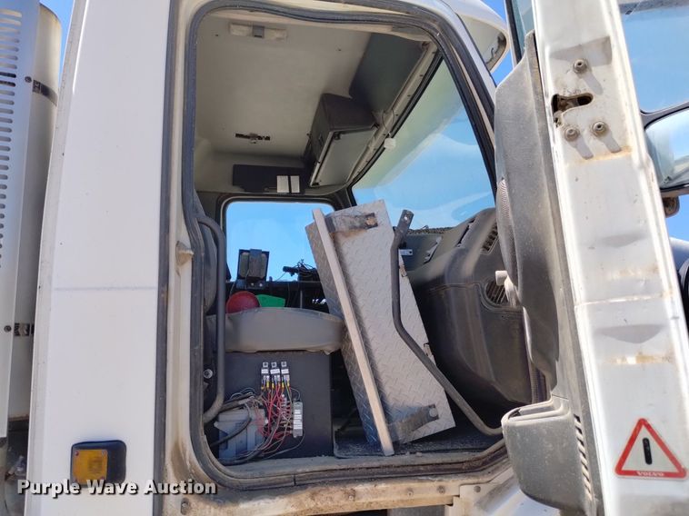 image for item DP3375 2002 Volvo VHD feed mixer truck