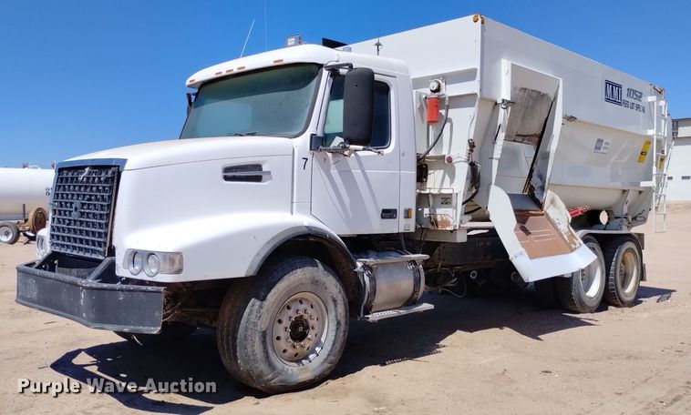 image for item DP3376 2002 Volvo VHD feed mixer truck