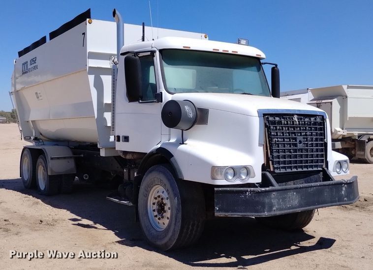 image for item DP3376 2002 Volvo VHD feed mixer truck