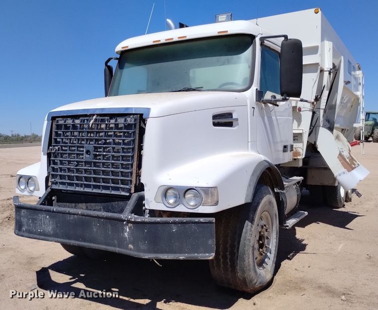 image for item DP3376 2002 Volvo VHD feed mixer truck