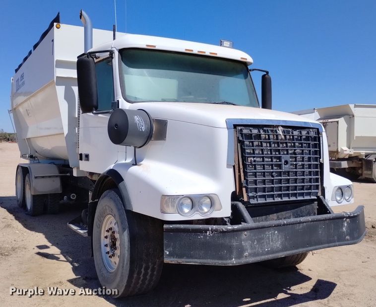 image for item DP3376 2002 Volvo VHD feed mixer truck