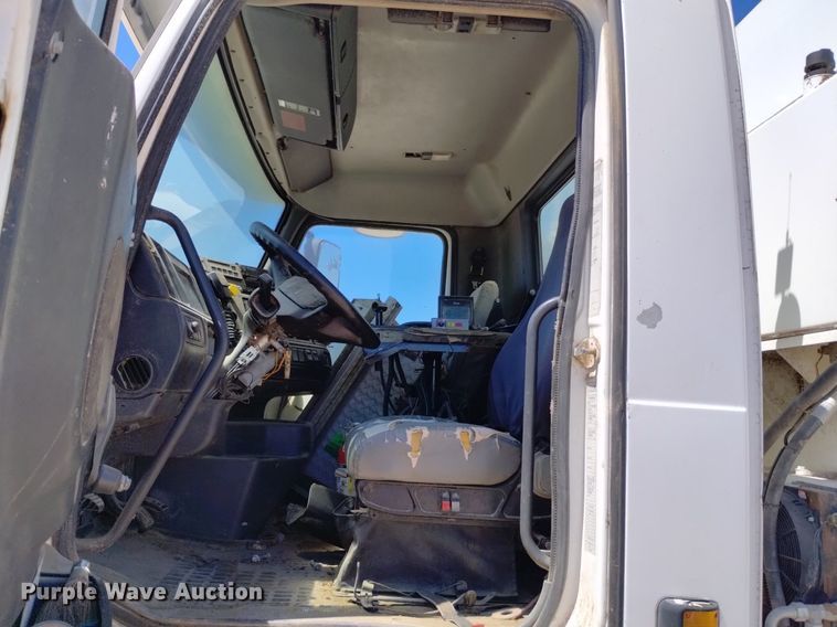 image for item DP3376 2002 Volvo VHD feed mixer truck