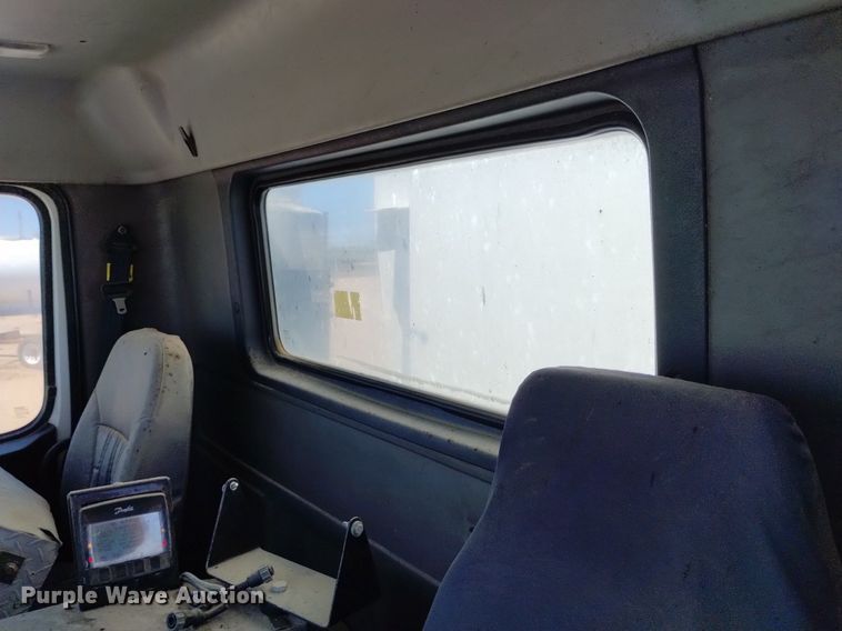 image for item DP3376 2002 Volvo VHD feed mixer truck