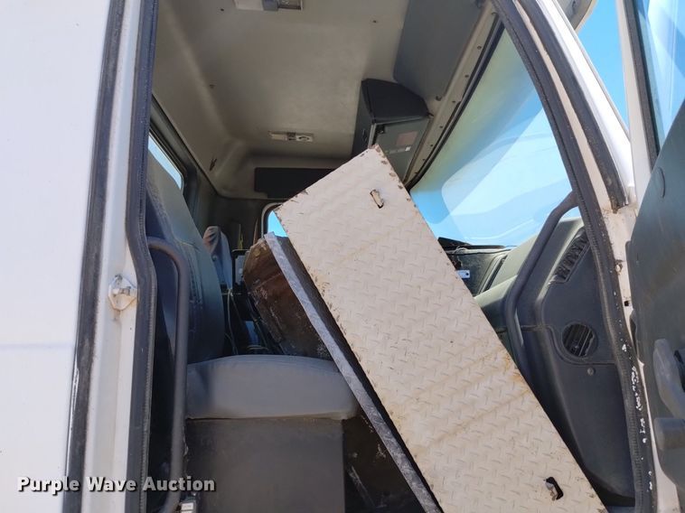 image for item DP3376 2002 Volvo VHD feed mixer truck