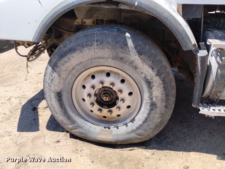 image for item DP3376 2002 Volvo VHD feed mixer truck