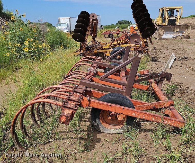 image for item DQ0284 Allis Chalmers 10  chisel