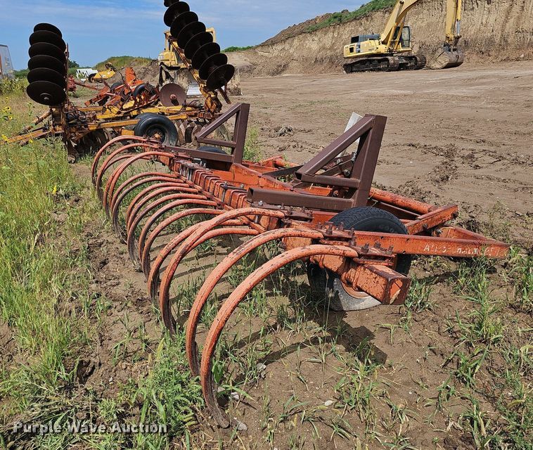 image for item DQ0284 Allis Chalmers 10  chisel