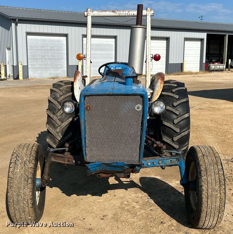 image for item DQ0913 1975 Ford 4100  tractor