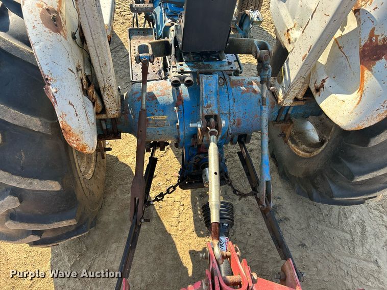 image for item DQ0913 1975 Ford 4100  tractor